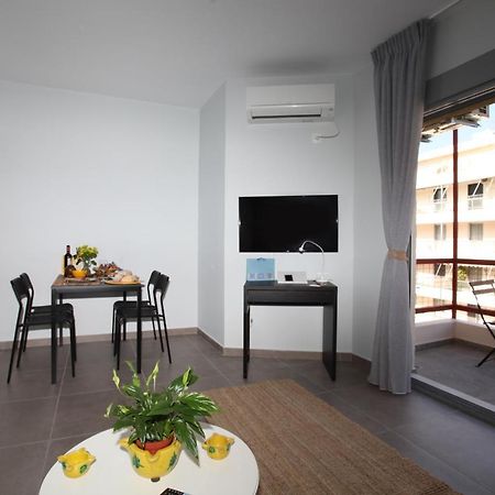 Edem Beach Apartment With Mountain View By Athenian Homes Buitenkant foto